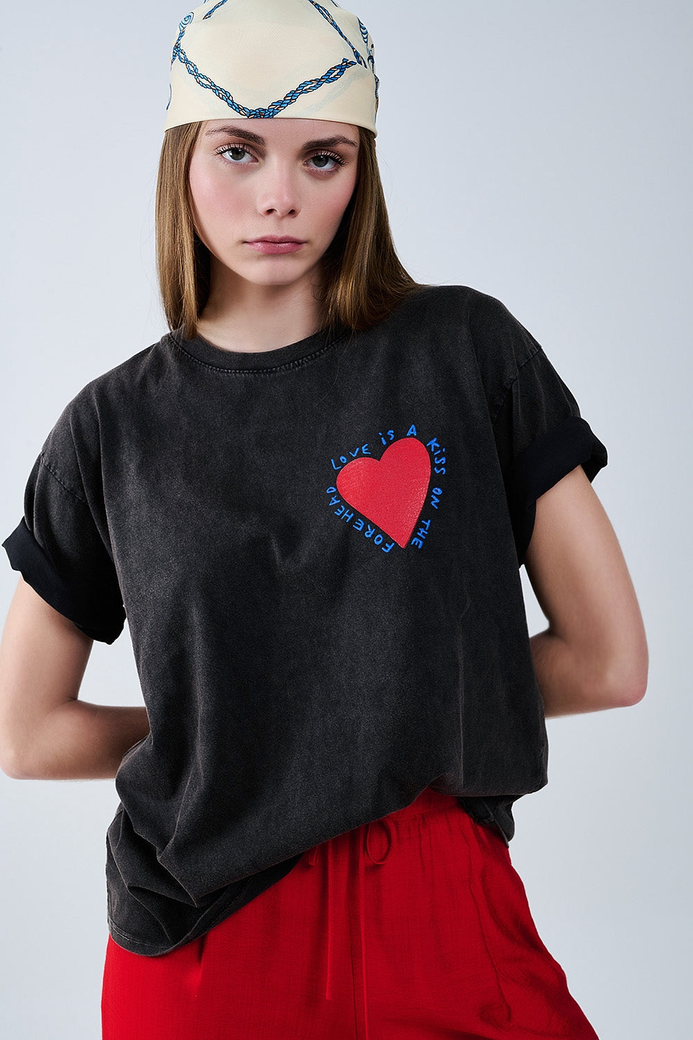 Q2 Camiseta negra con diseño de corazón en la parte delantera y trasera