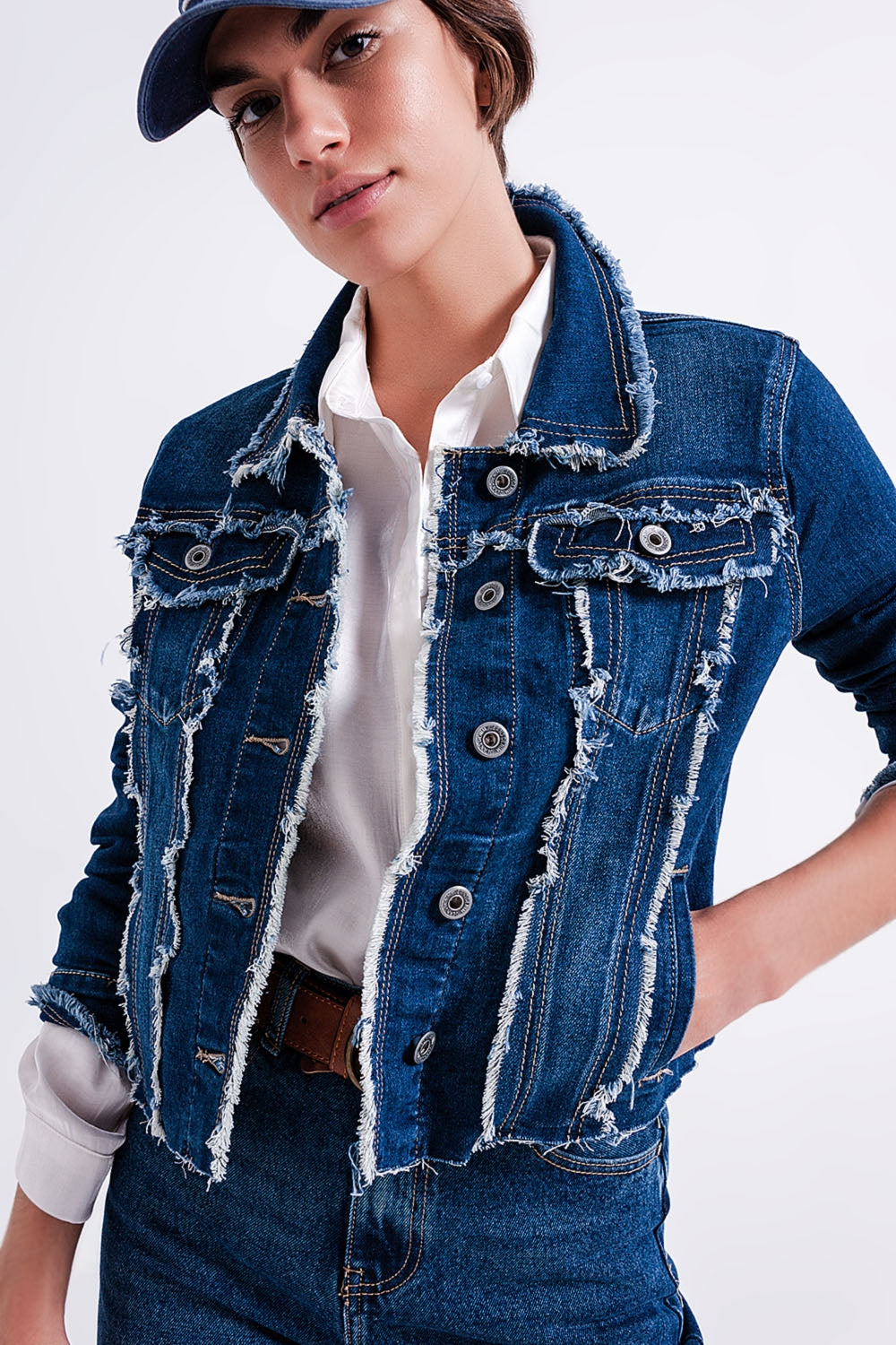 Q2 Chaqueta denim con remates desilachados