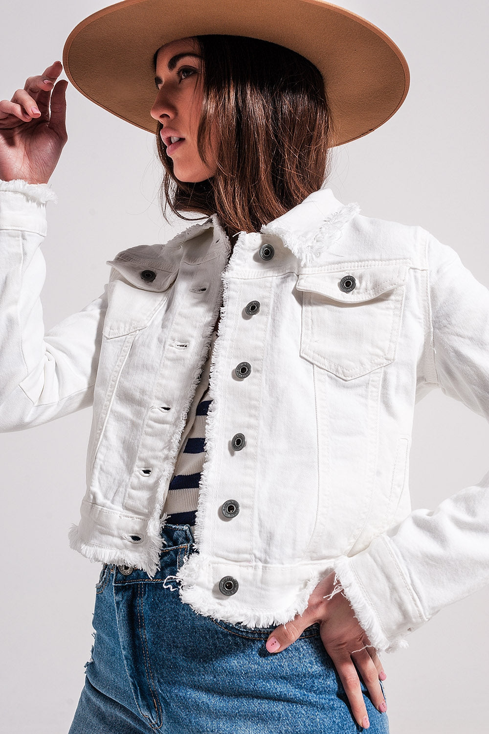 Q2 Chaqueta vaquera blanca con bordes sin rematar