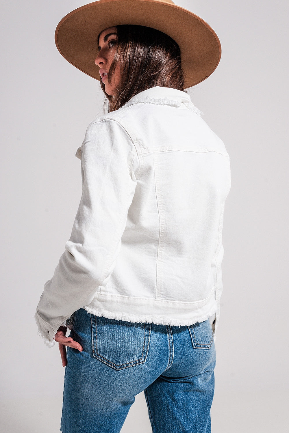 Q2 Chaqueta vaquera blanca con bordes sin rematar