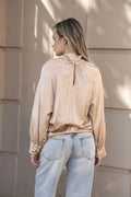 Blusa raso beis cuello nudo . - ZeniShop 