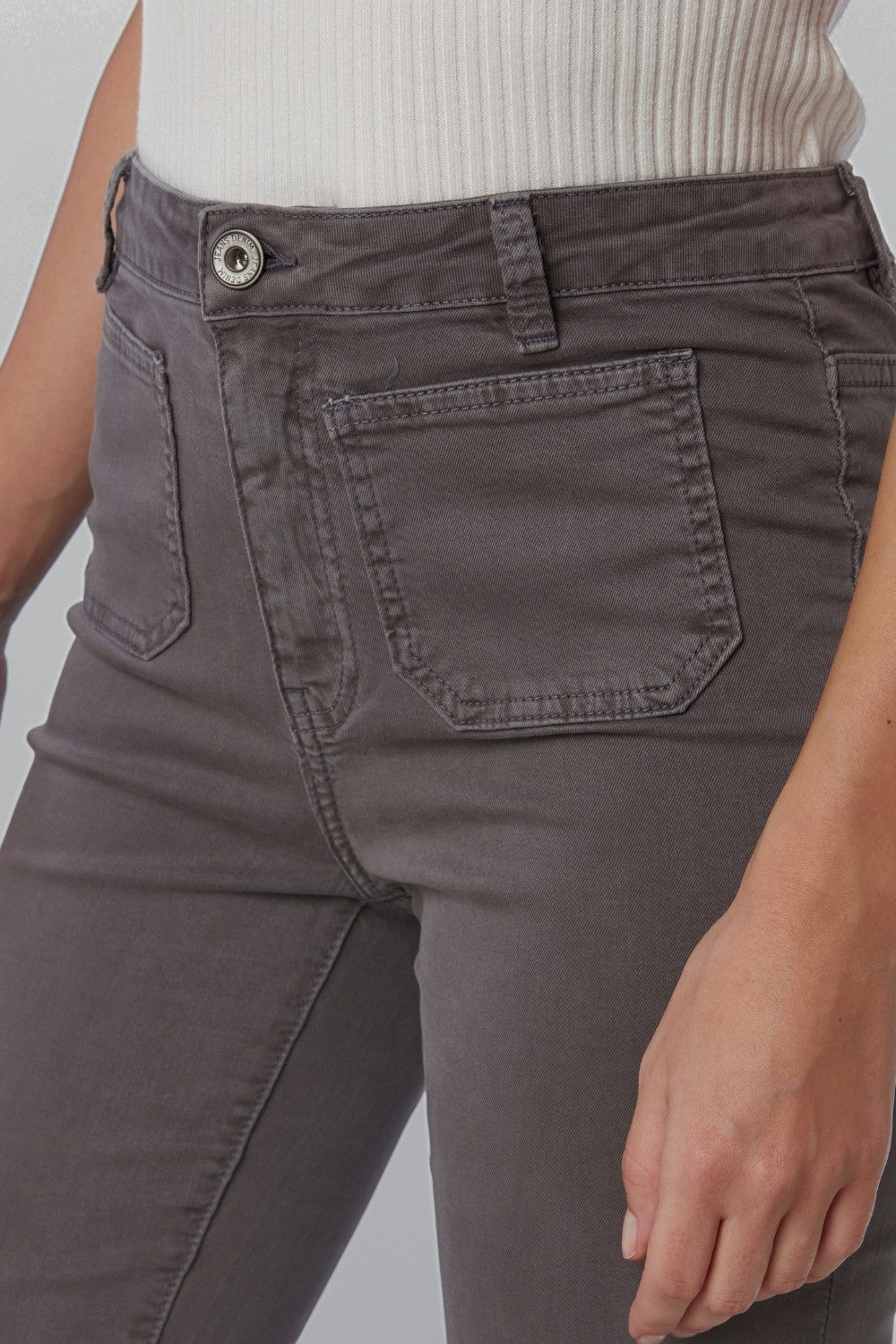 Q2 Skinny Flared Jeans Gris Oscuro Con Bolsillo Delantero