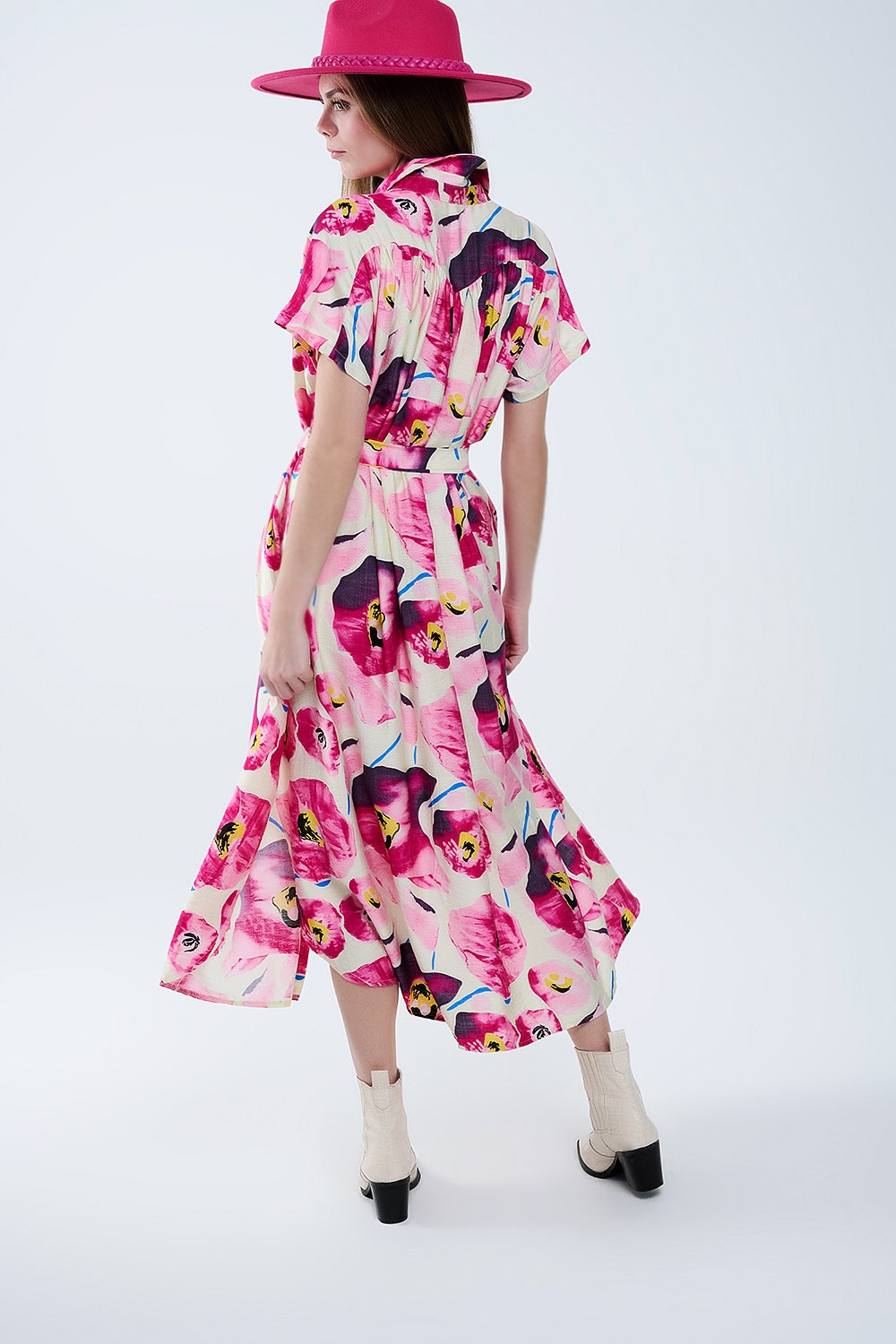 Q2 Vestido camisero abotonado con estampado floral en fucsia