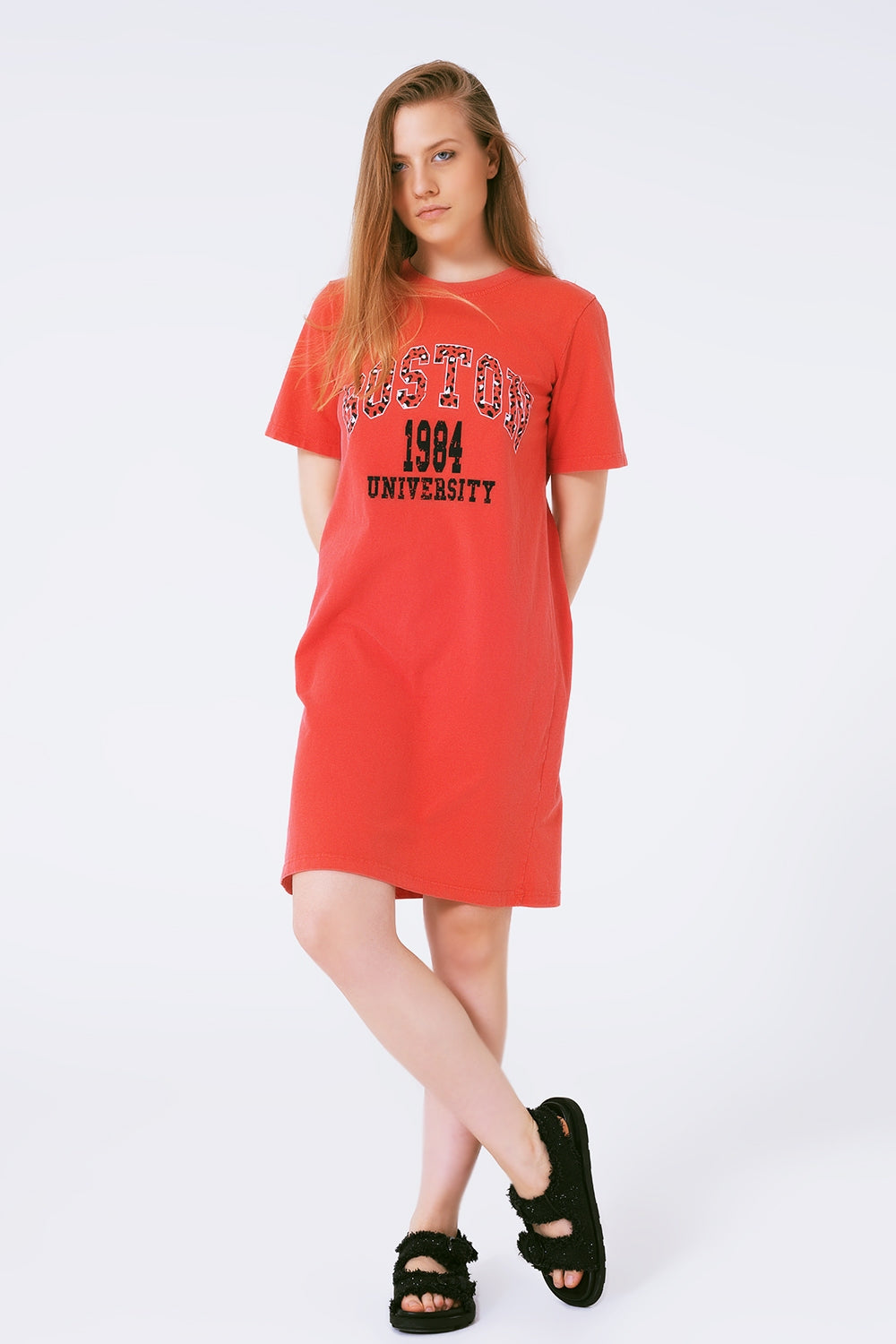 Q2 Vestido rojo midi estilo camiseta Boston 1984 University