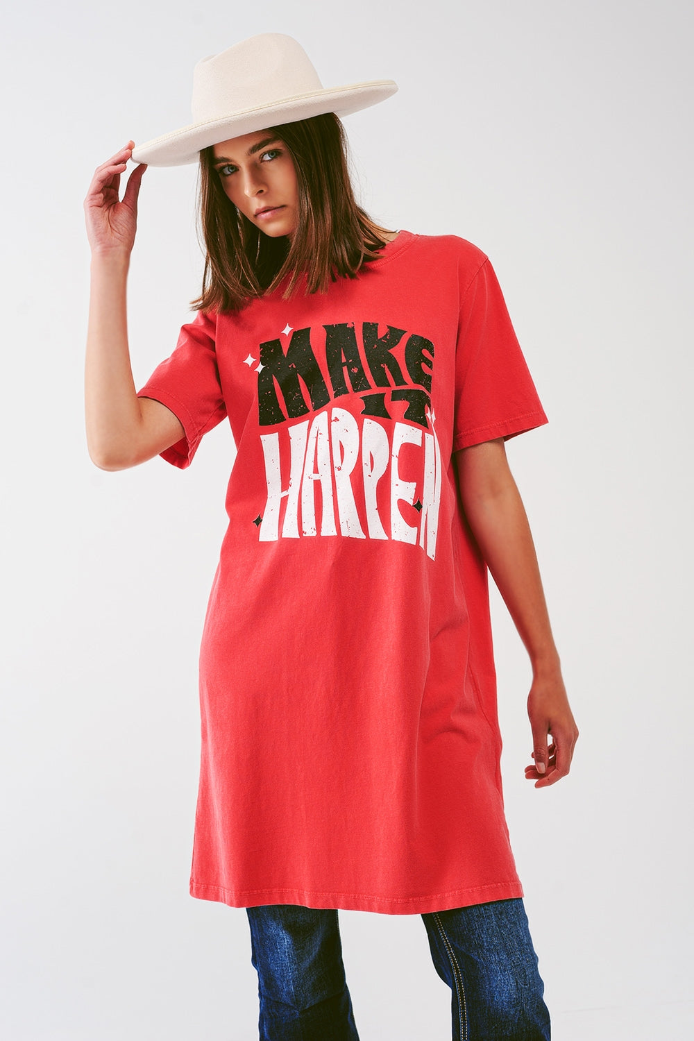 Q2 Vestido tipo camiseta con el texto Make It Happen en rojo